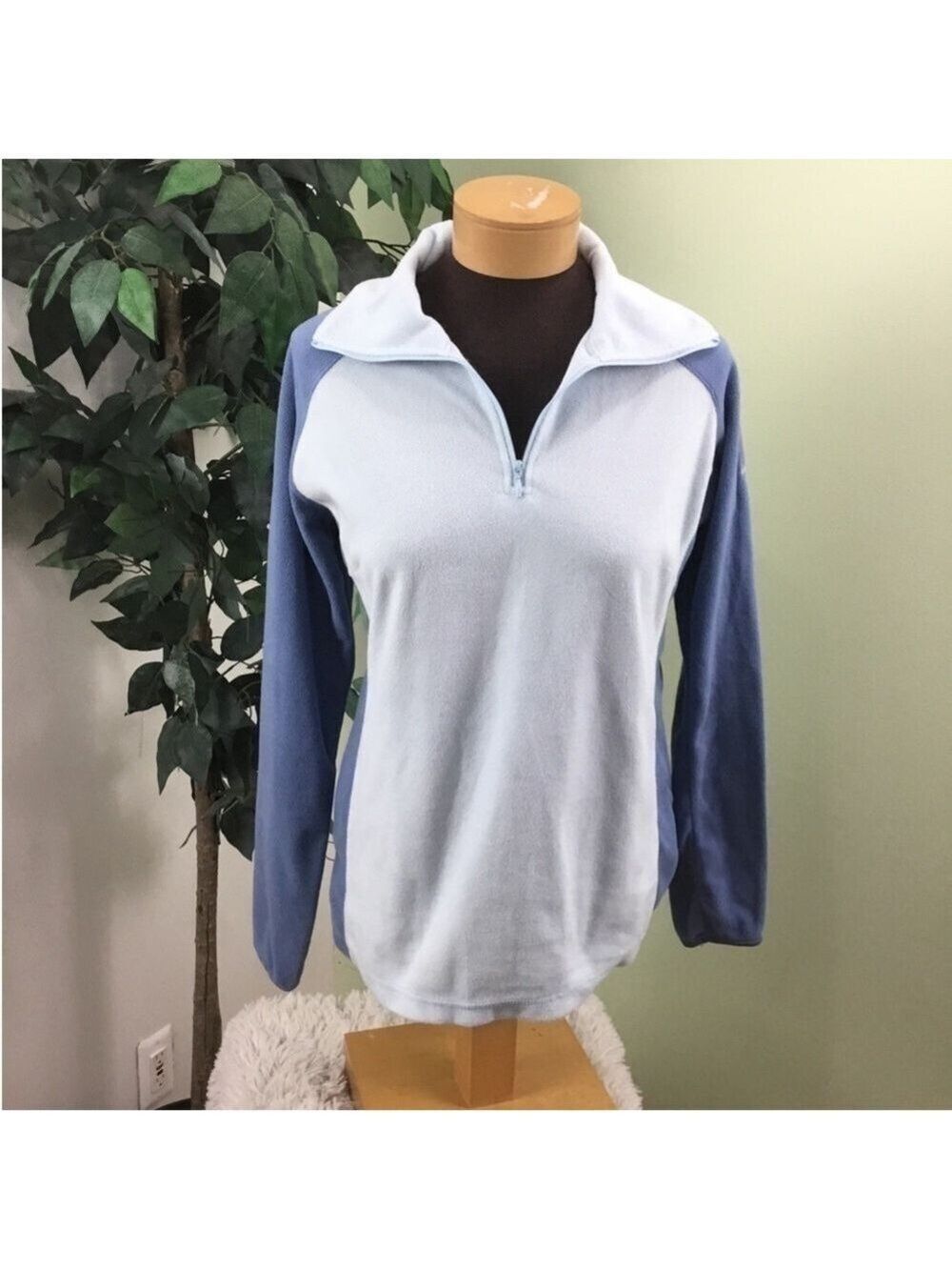 Columbia 2 tone blue quarter zip pullover Womans size Large lightweight